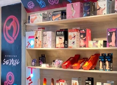 mostrador con productos eroticos de mil antojos sex shop buga